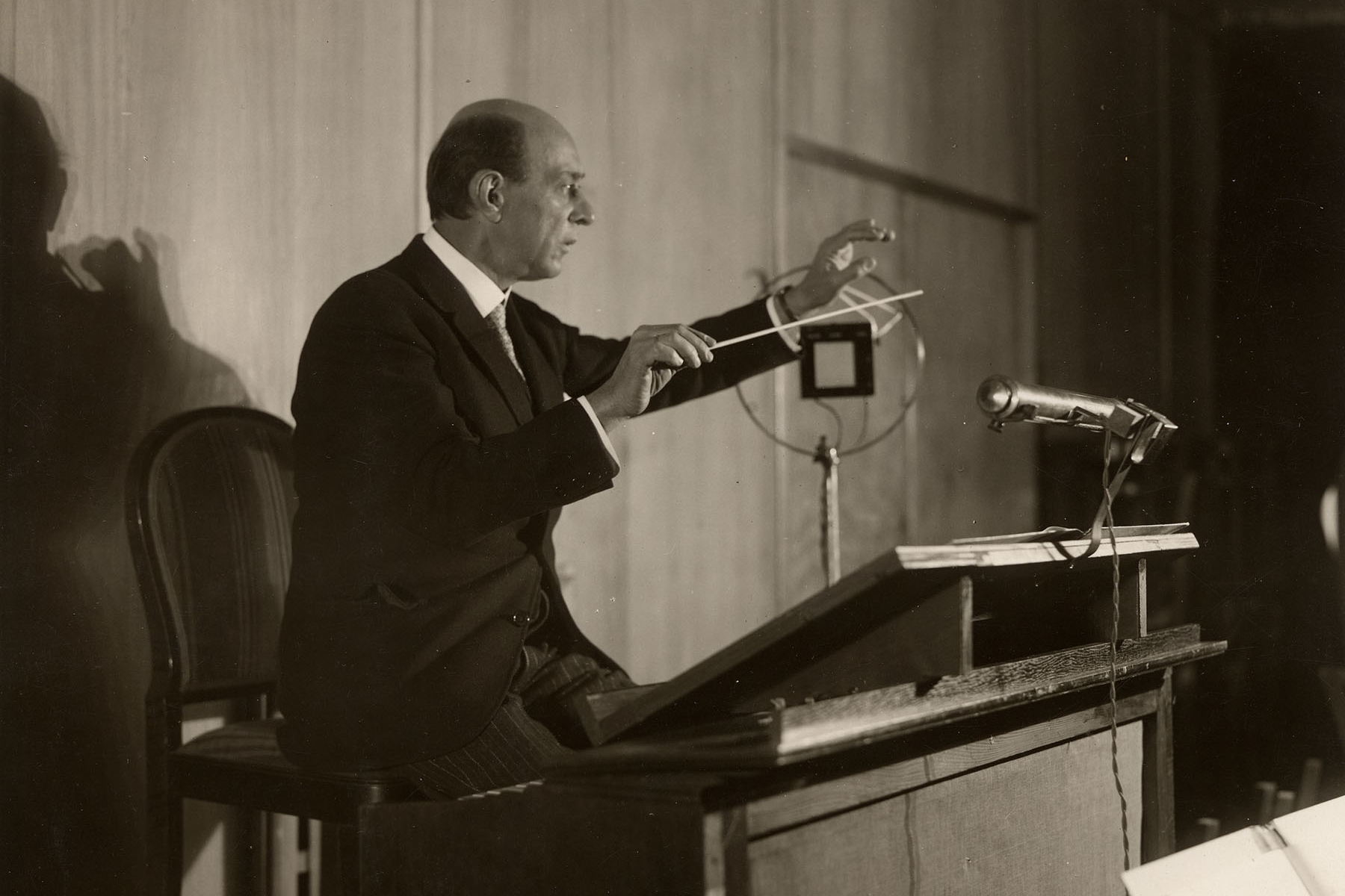 Arnold Schoenberg conducting_ASC2860