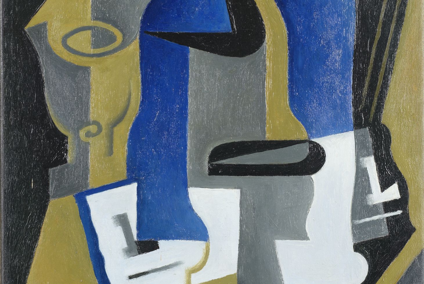 Ein expressionistisches Gemälde von Juan Gris, das eine Karaffe, ein Glas und eine Zeitung zeigen, in den Farben Beige, Grau, Schwarz, Weiß und Blau