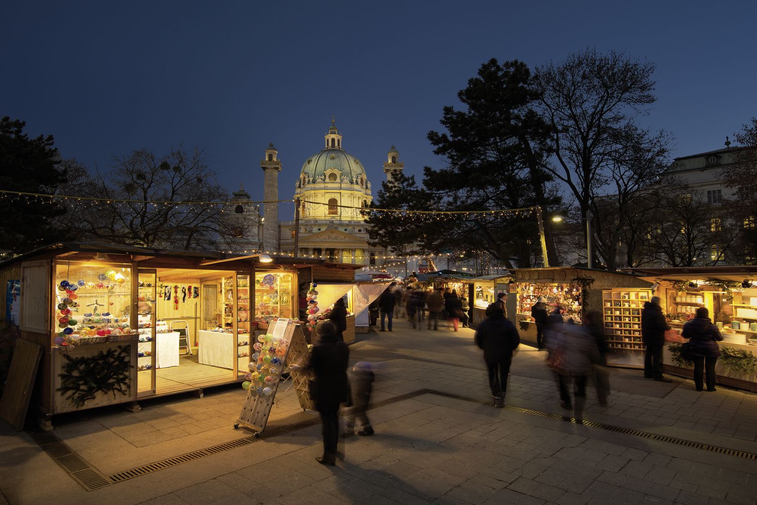 Adventmarkt vor der Karlskirche