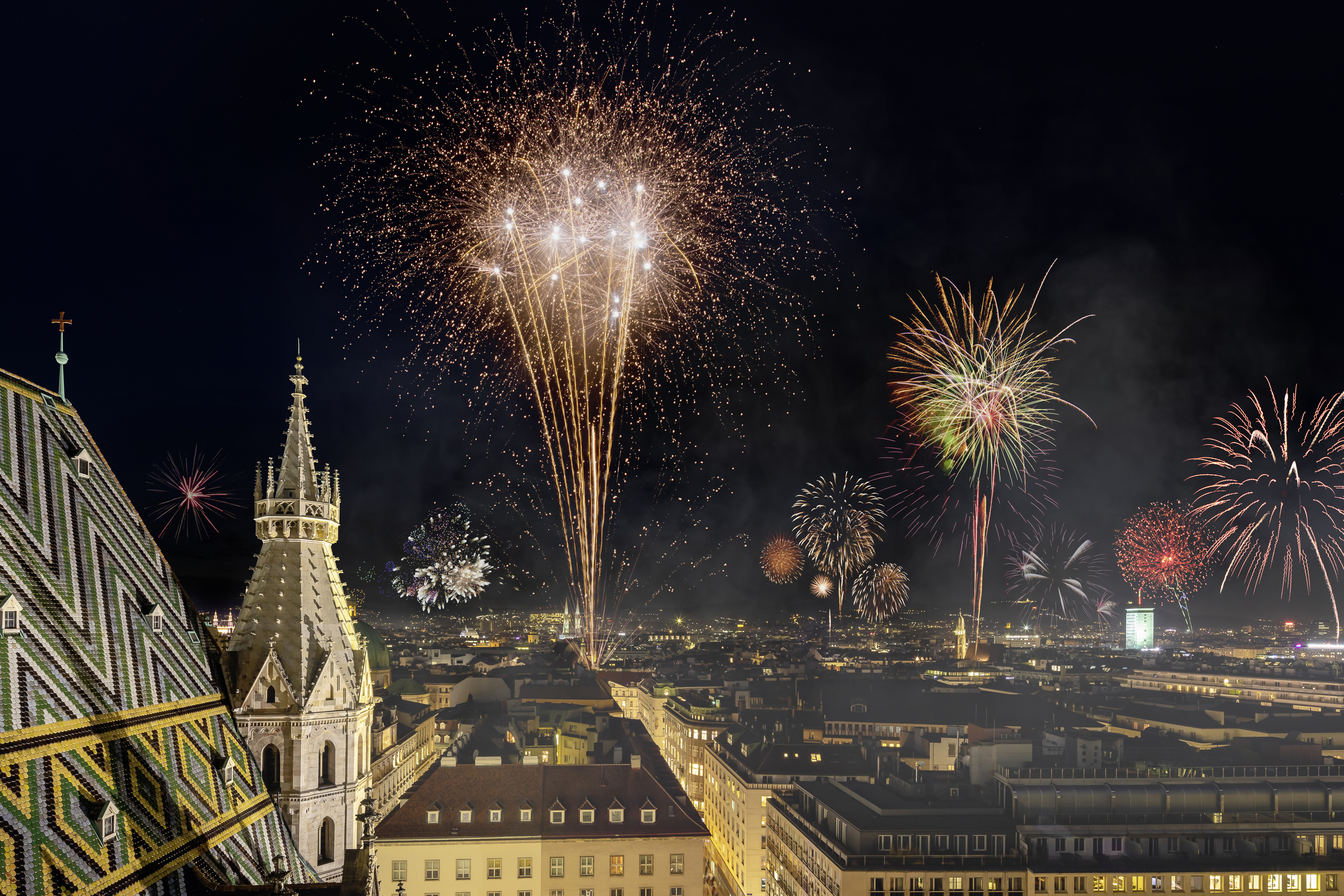 Blick vom Stephansdom aus über das Feuerwerk zu Silvester über der Wiener Innenstadt 
