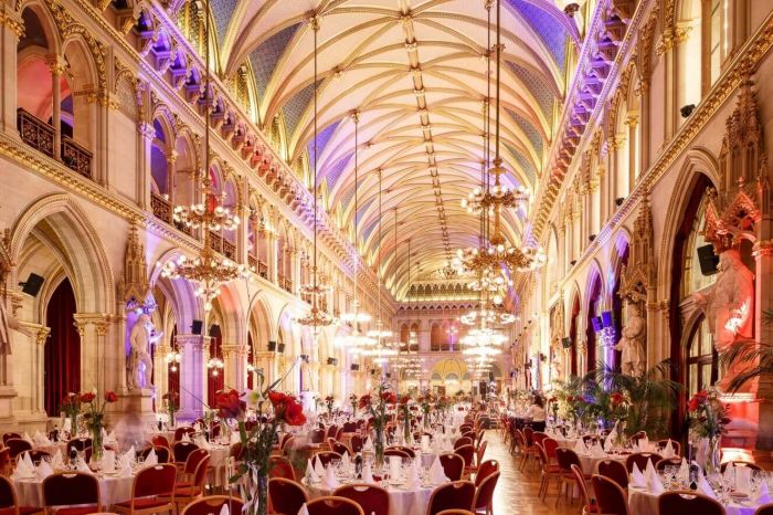 Photo of the ballroom in the Vienna City Hall, festively decorated for the New Year's Eve Gala.