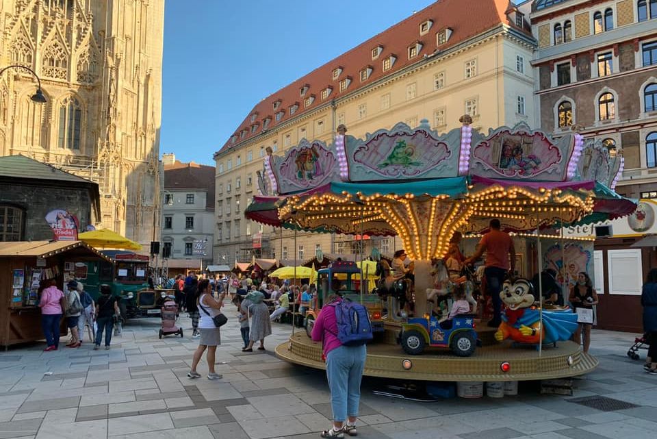 Photo of the Stefflkirtag with a carousel in the foreground, St. Stephen's Cathedral in the background