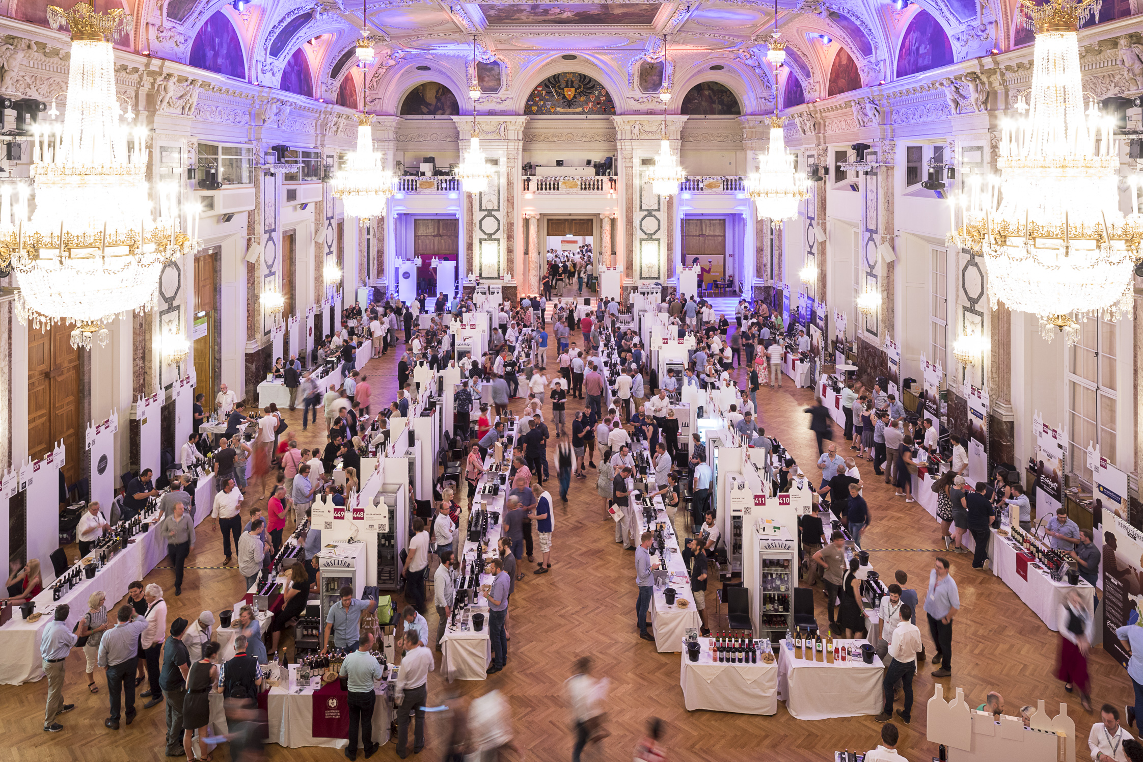 Saal in der Wiener Hofburg, Foto von oben auf die Stände der VieVinum Weinmesse
