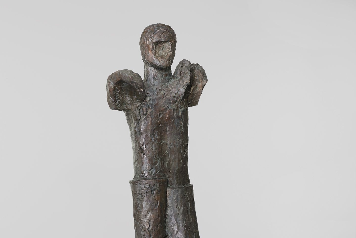 The photo shows the head and torso of the sculpture “Großer Stehender” (1974) by Fritz Wotruba