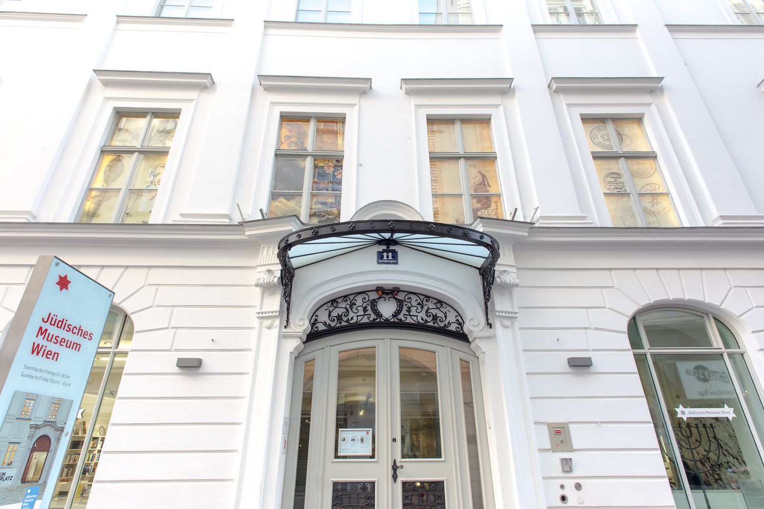 Das Foto zeigt das Eingangsportal und Teile der Fassade des Jüdischen Museum Wien in der Dorotheergasse
