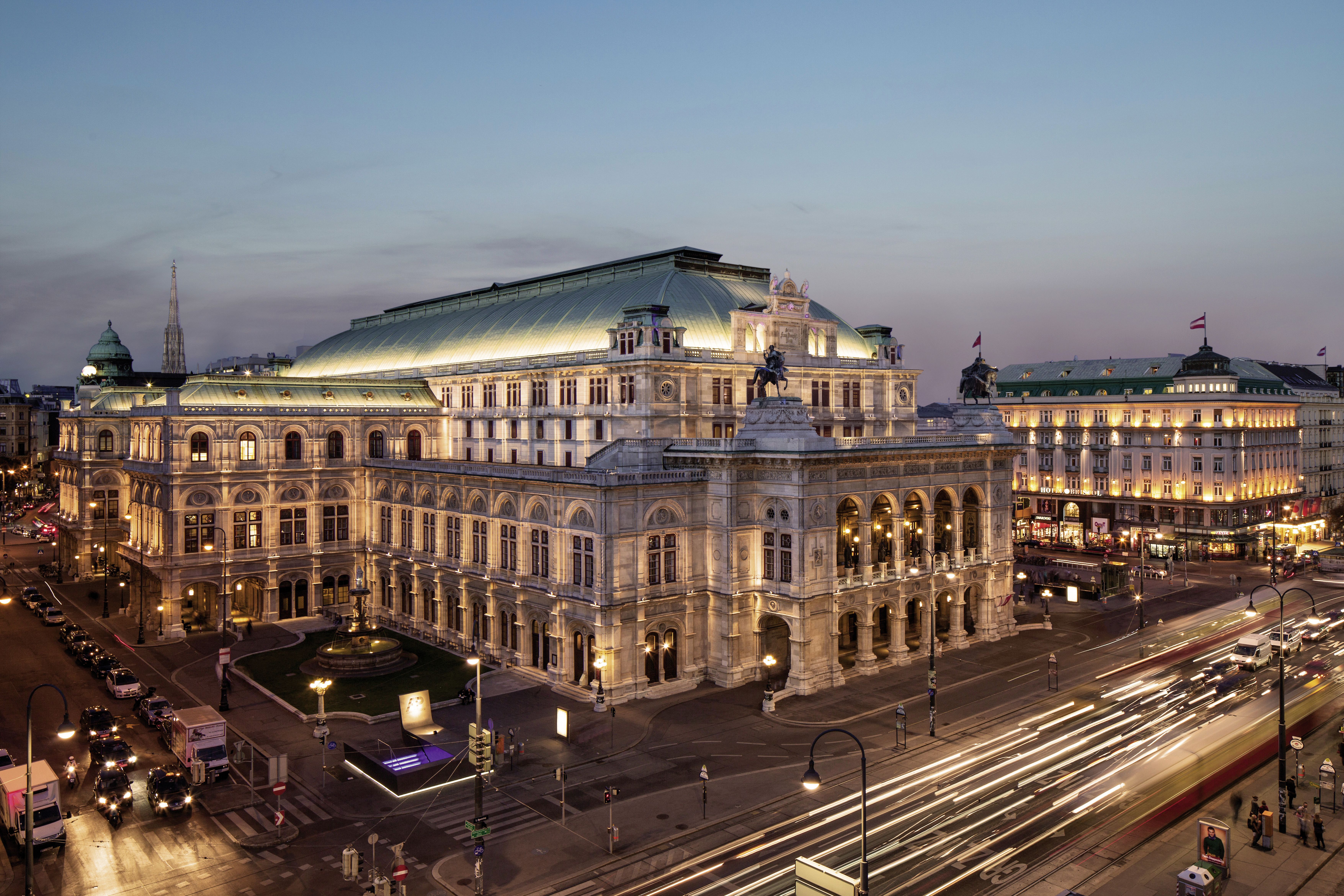 Staatsoper_Außenansicht_bei_Nacht